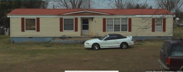 86 Macadamia Dr in Laurens, SC - Building Photo