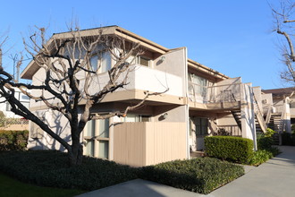 Country Club Gardens in Costa Mesa, CA - Building Photo - Building Photo