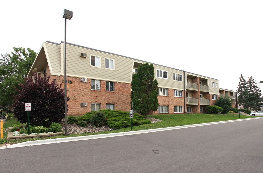 Greensboro Square in St. Louis Park, MN - Building Photo