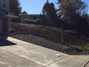 964 N 7th Rd-Unit -966 N 7th Rd in Coos Bay, OR - Building Photo - Building Photo