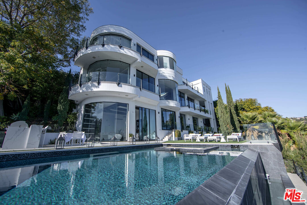 9374 Beverlycrest Dr in Beverly Hills, CA - Foto de edificio