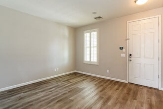 2550 W Gaby Rd in Phoenix, AZ - Building Photo - Building Photo