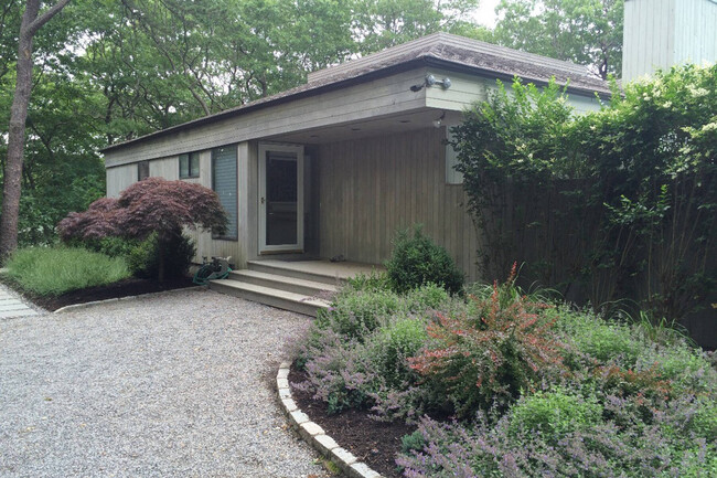 15 Jonathan Dr in East Hampton, NY - Building Photo - Building Photo