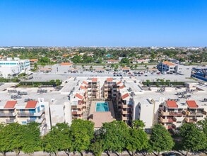 995 SW 84th Ave, Unit 223 in Miami, FL - Foto de edificio - Building Photo