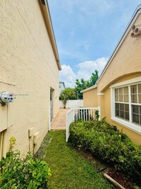 12011 NW 13th Ct in Pembroke Pines, FL - Foto de edificio - Building Photo