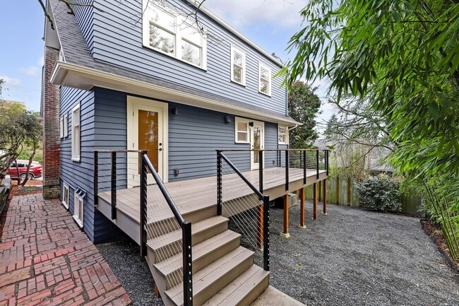 2207 E Republican St in Seattle, WA - Building Photo - Building Photo