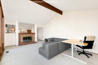 15313 SE 43rd Pl in Bellevue, WA - Foto de edificio - Building Photo