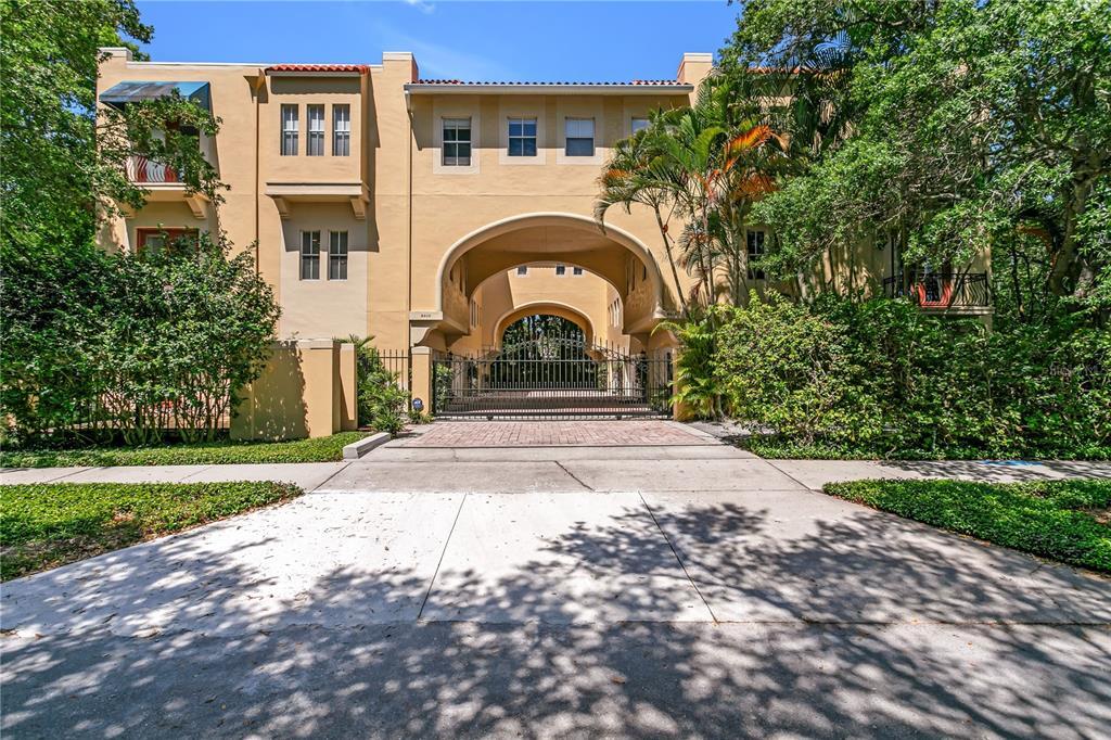 3010 W Stovall St in Tampa, FL - Foto de edificio