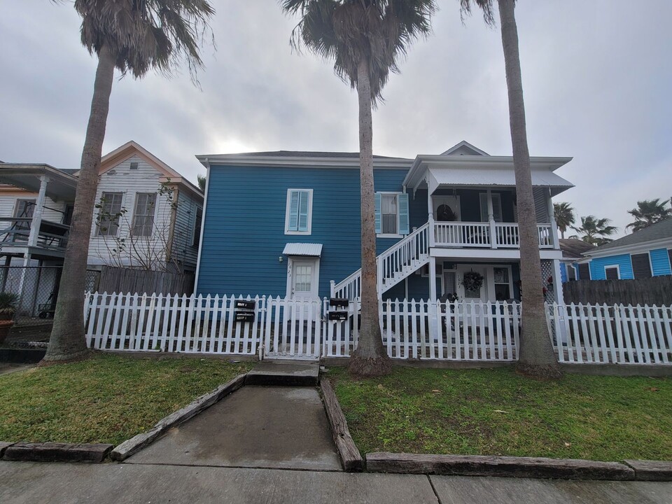 1623 Ave N 1/2 in Galveston, TX - Building Photo