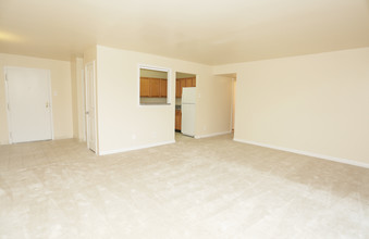 CREEKSIDE VILLAGE II in Alexandria, VA - Building Photo - Interior Photo