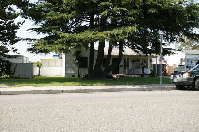 319 E Scott St in Port Hueneme, CA - Foto de edificio - Building Photo