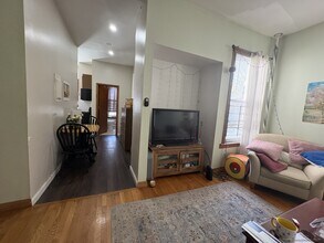 19 Ashford St, Unit 1 in Boston, MA - Foto de edificio - Building Photo