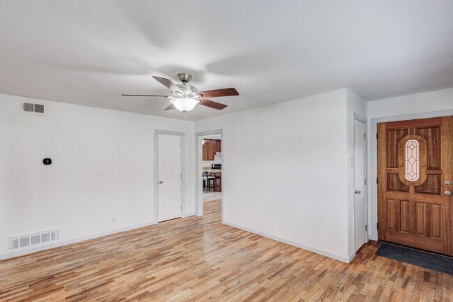 8730 Gladwood Ln in Dallas, TX - Foto de edificio - Building Photo