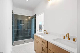 100 Lepak Ln in Greenville, SC - Foto de edificio - Building Photo