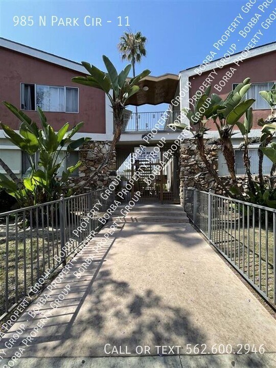985 N Pk Cir in Long Beach, CA - Building Photo
