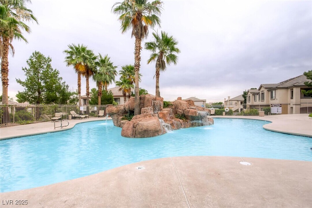 10233 King Henry Ave in Las Vegas, NV - Building Photo