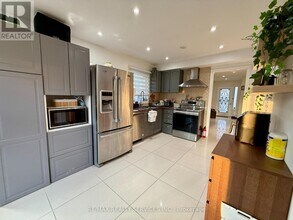 15 Inverhuron Trail in Oakville, ON - Building Photo - Building Photo