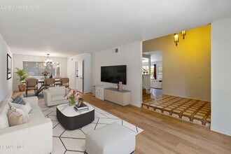 217 Smoke Tree Ave in Oak Park, CA - Building Photo - Building Photo