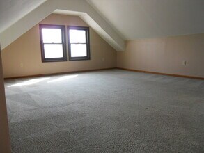 831 Tennessee St, Unit B in Lawrence, KS - Foto de edificio - Building Photo