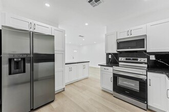 2610 NW 83rd Ave in Sunrise, FL - Building Photo - Building Photo