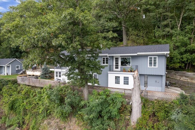 1228 E Shore Dr, Unit 2 in Ithaca, NY - Building Photo - Building Photo