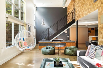 1037 Laurel Ave in West Hollywood, CA - Building Photo - Building Photo
