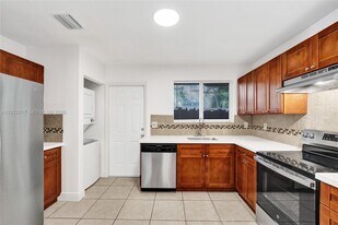 30 SW 8th St in Hallandale Beach, FL - Building Photo