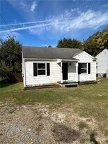 311 Hawthorne Ln in Burlington, NC - Building Photo