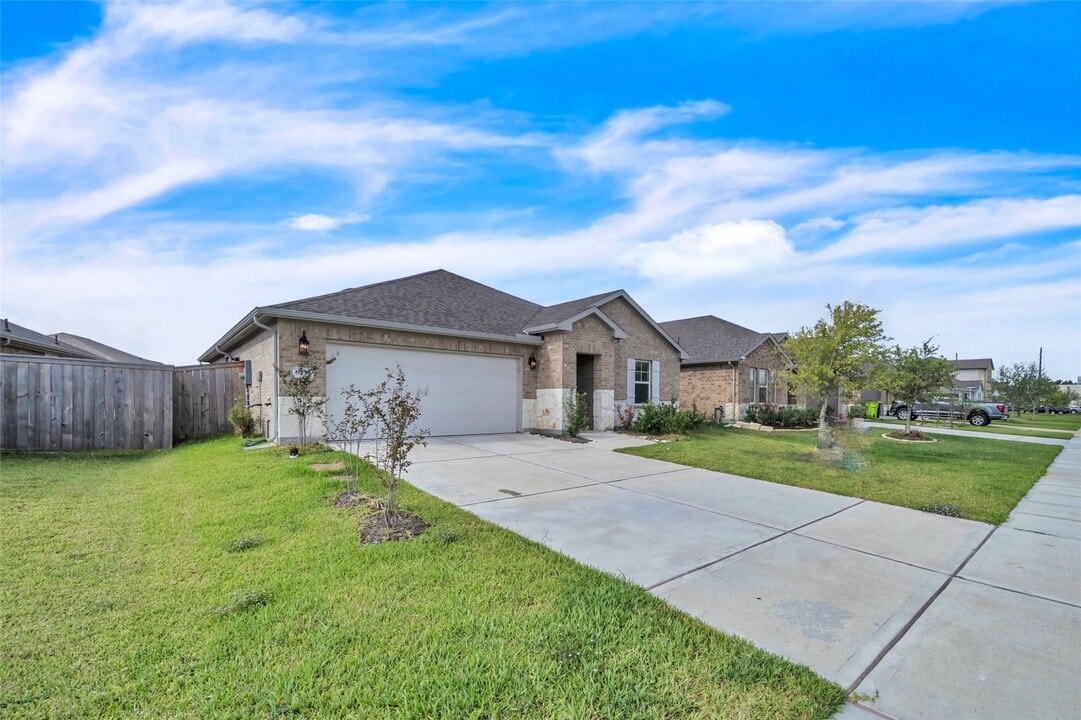 6338 Buffalo Bnd Ln in Richmond, TX - Building Photo