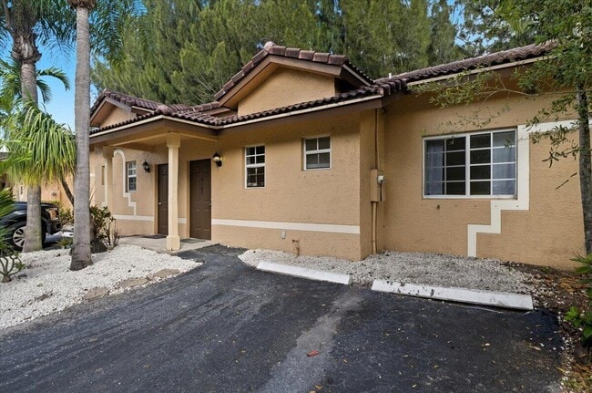 6107 Garden Ct in Davie, FL - Building Photo - Building Photo
