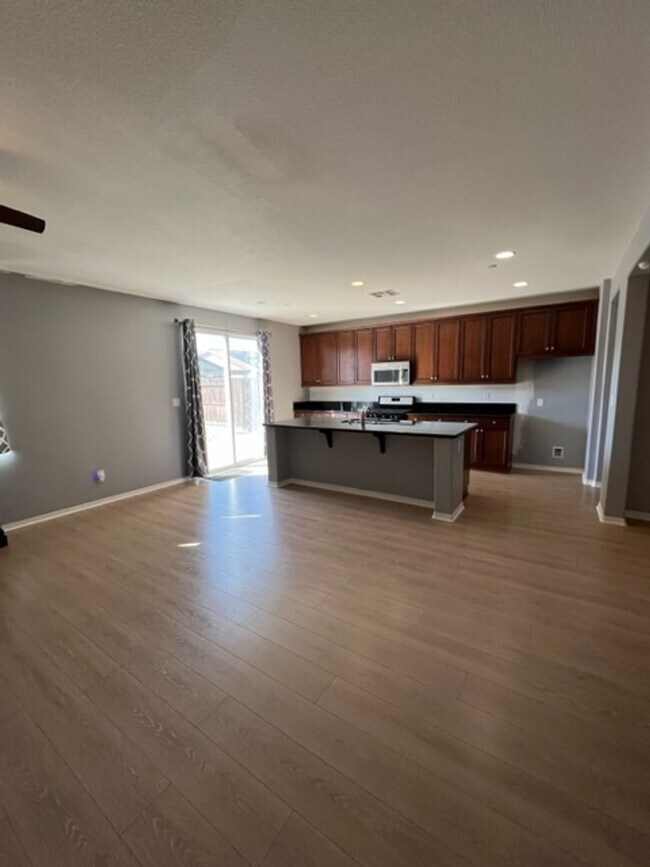 5511 Millington Ave in Bakersfield, CA - Foto de edificio - Building Photo