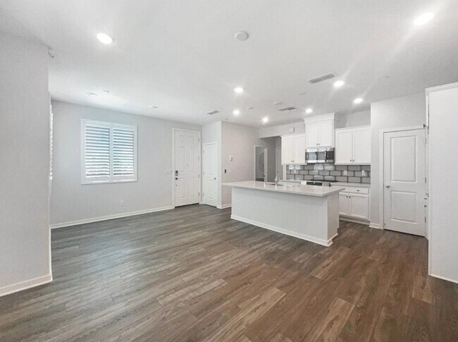 5301 E Commerce Way in Sacramento, CA - Building Photo - Building Photo