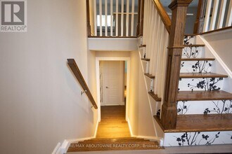 2424 Yolanda Dr in Oakville, ON - Building Photo - Building Photo