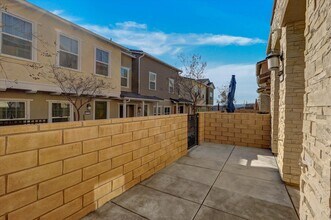26417 Choral Ln in Santa Clarita, CA - Foto de edificio - Building Photo