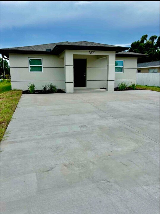 3870 Washington Ave in Ft. Myers, FL - Building Photo