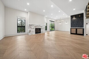 652 Huntley Dr in West Hollywood, CA - Building Photo