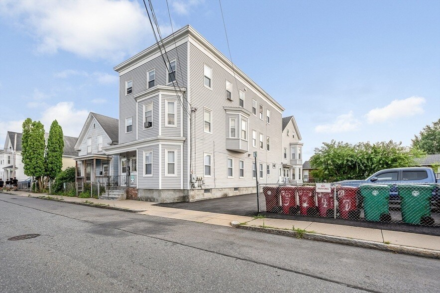 62 W 3rd St, Unit 1 in Lowell, MA - Building Photo