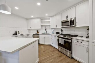 375 Camino De La Reina in San Diego, CA - Foto de edificio - Building Photo