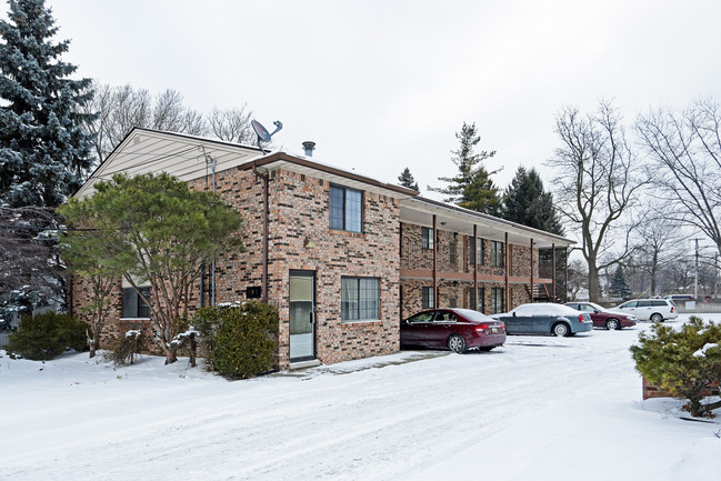 102 N Washington Ave in Clawson, MI - Foto de edificio - Building Photo