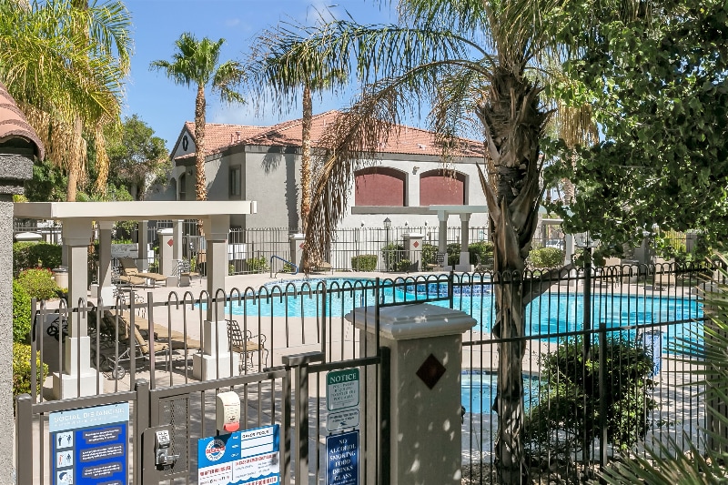 950 Seven Hills Dr in Henderson, NV - Foto de edificio