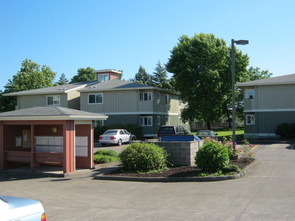 Village Manor in Lebanon, OR - Building Photo