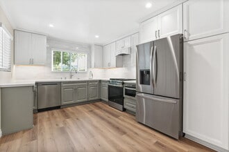 11682 Reagan St in Los Alamitos, CA - Foto de edificio - Building Photo