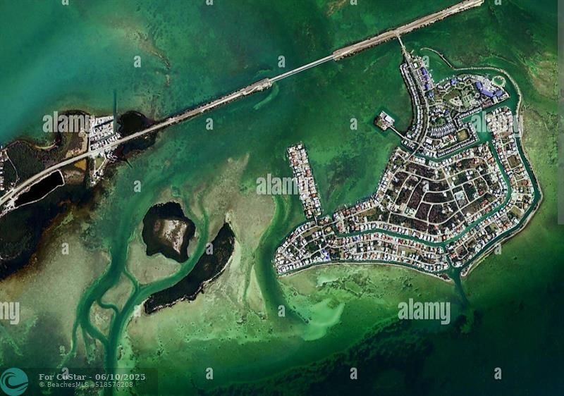 300 Duck Key Dr in Duck Key, FL - Building Photo