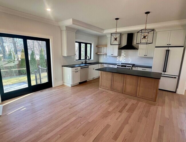 10 Webber Ave in Bedford, MA - Foto de edificio - Building Photo