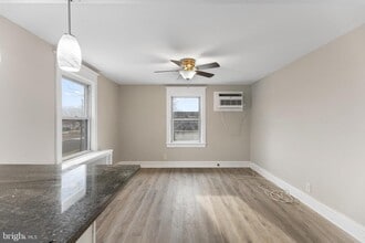 818 N Stiles Ave in Maple Shade, NJ - Foto de edificio - Building Photo