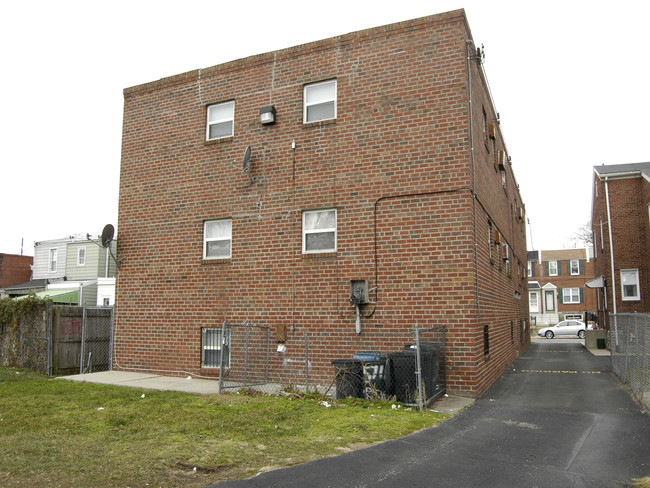 5711 Erdrick St in Philadelphia, PA - Building Photo - Building Photo