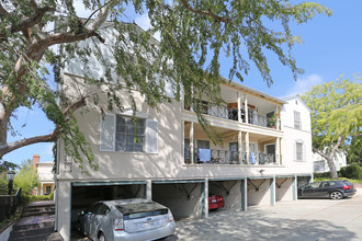 605-613 Midvale Ave in Los Angeles, CA - Building Photo - Building Photo