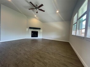 451 Peakside Cir in Dripping Springs, TX - Foto de edificio - Building Photo