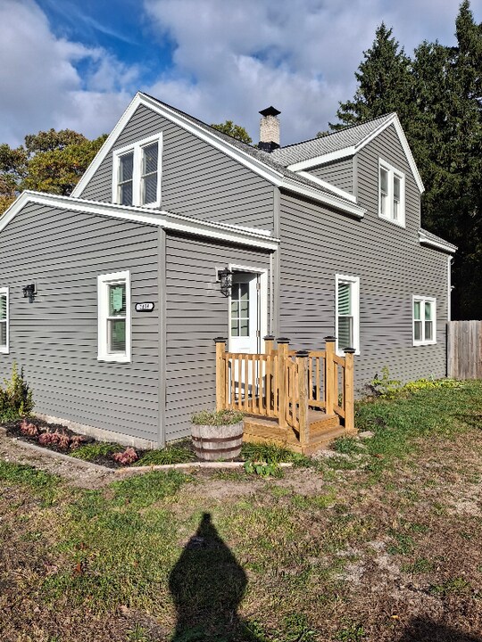 1434 Quarterline Rd in Muskegon, MI - Foto de edificio