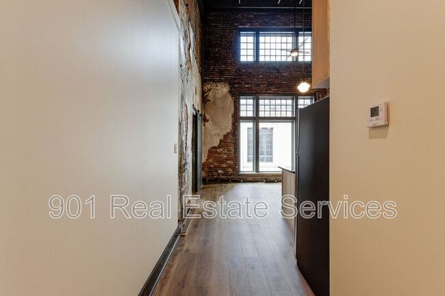 124 Monroe Ave in Memphis, TN - Foto de edificio - Building Photo